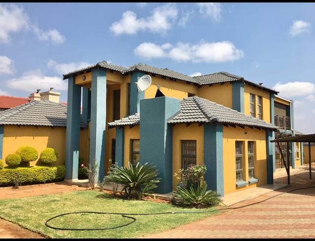 5 BEDROOM HOUSE FOR SALE IN SERALA VIEW